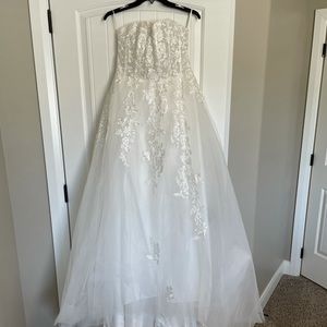 Strapless sweetheart neckline wedding dress